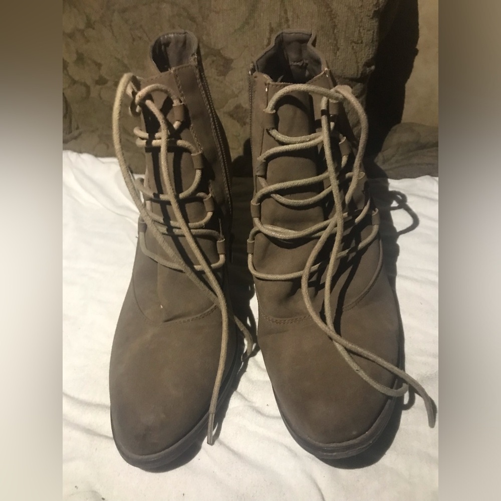 Pierre Dumas size 9 block heel boot